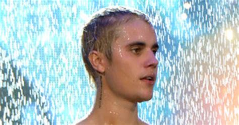 Justin Bieber Puts His Naked Butt on Display During。